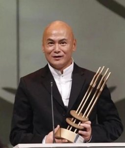 ​65岁刘家辉近况曝光，身形单薄双眼空洞显沧桑，网友：让人心酸