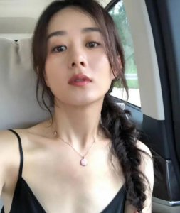 ​赵丽颖在微博上晒出了自己的自拍照，让人们再次感受到了她的魅力