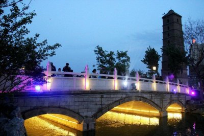 ​洛邑古城之夜上演灯光秀