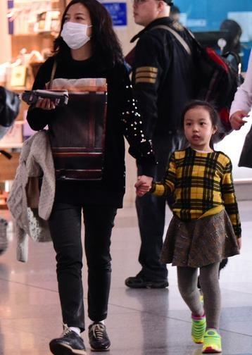 赵薇晒女儿小四月新照片,大眼萌娃已长大成为美人胚子了!