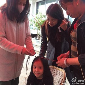 ​赵薇晒女儿小四月新照片，大眼萌娃已长大成为美人胚子了！