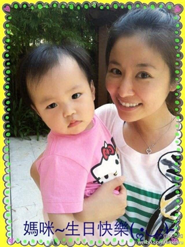 赵薇晒女儿小四月新照片,大眼萌娃已长大成为美人胚子了!