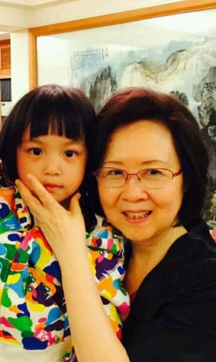 赵薇晒女儿小四月新照片,大眼萌娃已长大成为美人胚子了!