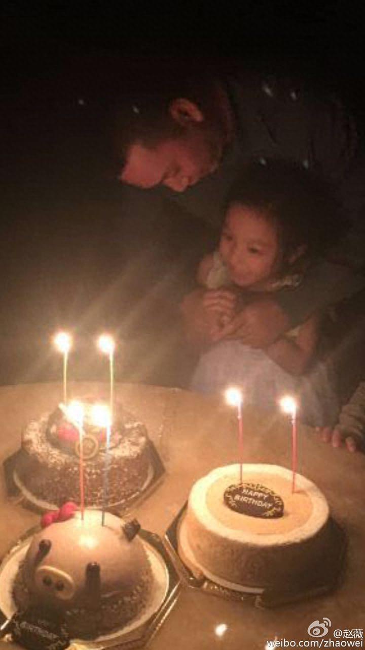 赵薇晒女儿小四月新照片,大眼萌娃已长大成为美人胚子了!