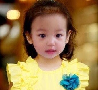 赵薇晒女儿小四月新照片,大眼萌娃已长大成为美人胚子了!