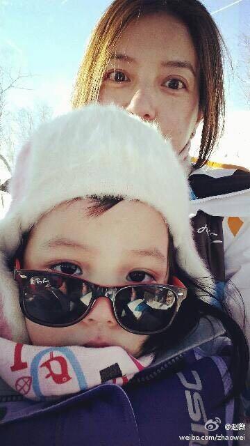 赵薇晒女儿小四月新照片,大眼萌娃已长大成为美人胚子了!