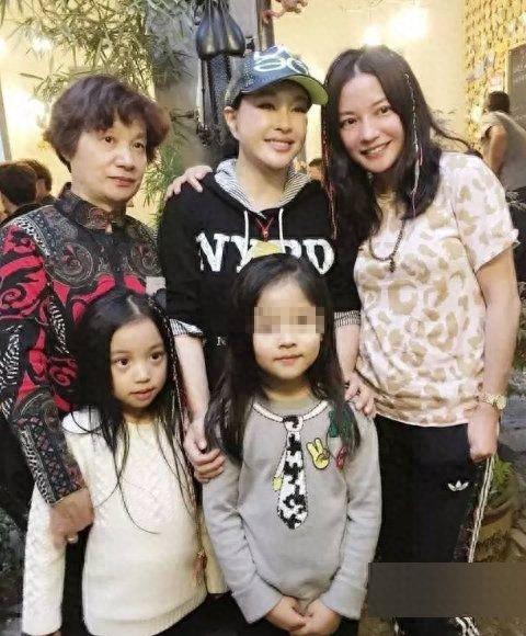 赵薇晒女儿小四月新照片,大眼萌娃已长大成为美人胚子了!