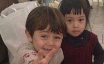 赵薇晒女儿小四月新照片,大眼萌娃已长大成为美人胚子了!