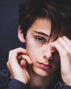 ​12岁靠蓝眼睛爆红，被誉为“世界第一美少年”，18岁交往华裔女友