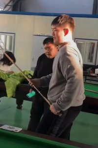 ​赵本山儿子近照曝光！长相憨厚身材壮硕，走路姿势与他爹一模一样