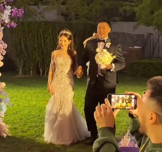 ​李小璐堂妹大婚，甜馨婚礼上为小姨送钻戒，长腿吸睛与妈妈似姐妹