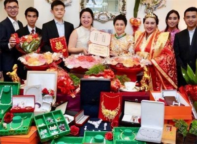 ​何超盈的个人资料及简介(倒贴14亿下嫁东北穷小伙，两人的婚姻真的是因为爱情