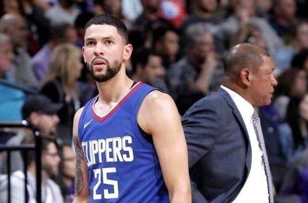 小里弗斯为什么是白人（NBA球星肤色白色其实是黑人）