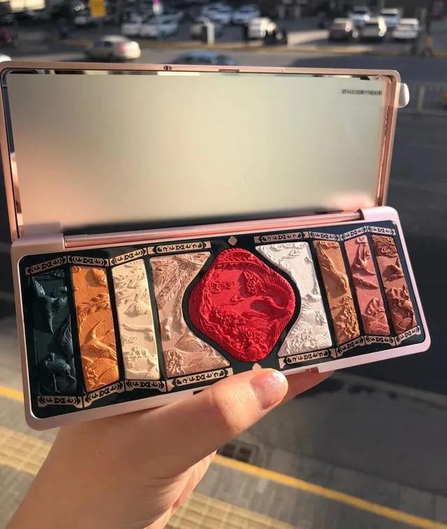 李佳琦以前是怎样的（离开李佳琦花西子们的）(8)