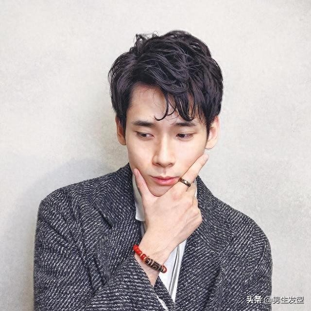 男生“偏分”发型过时了?这4款时尚发型,你越剪越帅