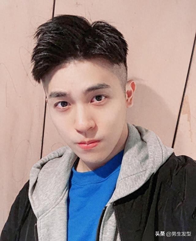 男生“偏分”发型过时了?这4款时尚发型,你越剪越帅