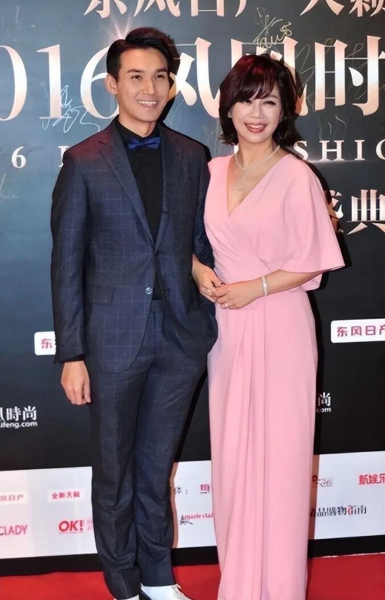 陈松伶穿一身粉嫩成小公主,难怪老公张铎一直紧抓她不放