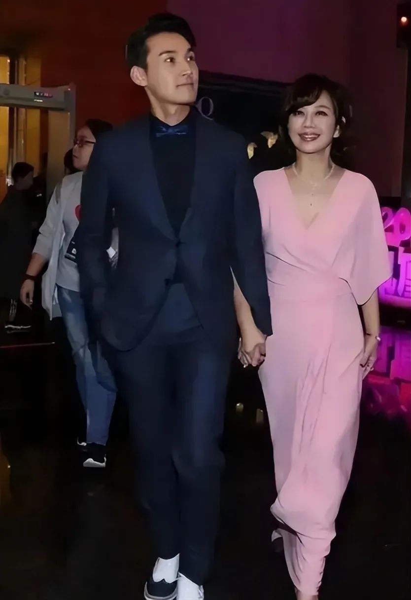 陈松伶穿一身粉嫩成小公主,难怪老公张铎一直紧抓她不放