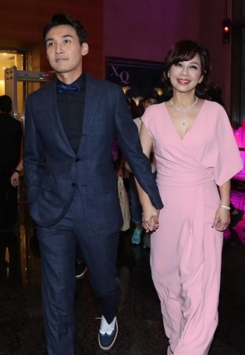 陈松伶穿一身粉嫩成小公主,难怪老公张铎一直紧抓她不放