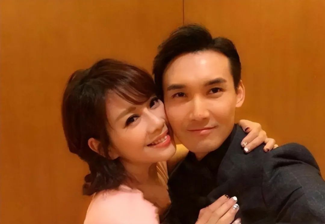 陈松伶穿一身粉嫩成小公主,难怪老公张铎一直紧抓她不放