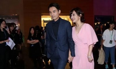 ​陈松伶穿一身粉嫩成小公主，难怪老公张铎一直紧抓她不放