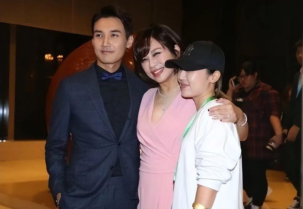 陈松伶穿一身粉嫩成小公主,难怪老公张铎一直紧抓她不放