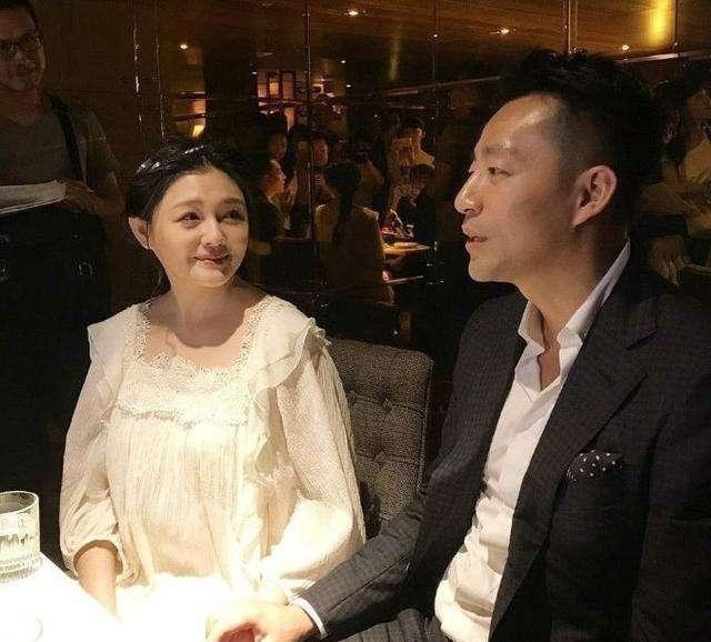 大S和陈建州“勾腿抱”:丈夫不在时候,和前任应该避嫌吗?