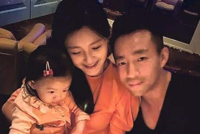 大S和陈建州“勾腿抱”:丈夫不在时候,和前任应该避嫌吗?