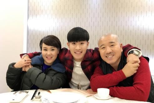 王小利全家出游近照,二婚妻子年轻貌美,儿子帅过亲爹酷似小沈阳