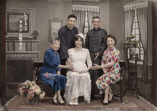 邓超孙俪结婚照片(邓超孙俪幸福的民国风全家福)