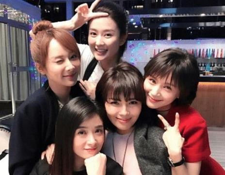 王子文结婚5年从不晒自己的老公,看到他的照片后:这不是大鹏吗