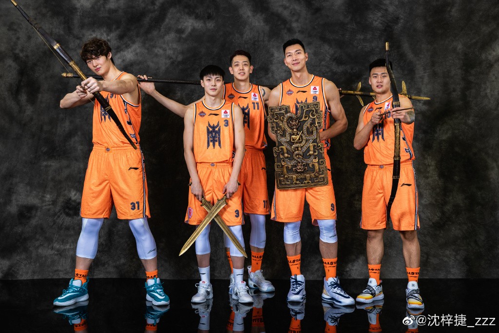 沈梓捷和易建联身高对比图,他女朋友是谁?本文共(1080字) 沈梓捷和易建联身高对比图,他女朋友是谁?本文共(1080字)