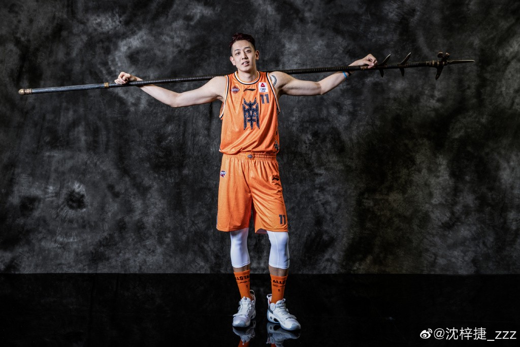 沈梓捷和易建联身高对比图,他女朋友是谁?本文共(1080字) 沈梓捷和易建联身高对比图,他女朋友是谁?本文共(1080字)