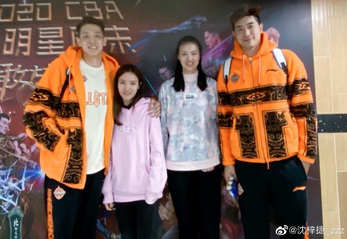 沈梓捷和易建联身高对比图,他女朋友是谁?本文共(1080字) 沈梓捷和易建联身高对比图,他女朋友是谁?本文共(1080字)