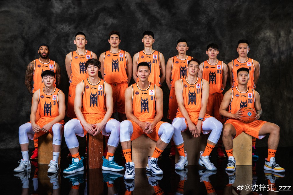 沈梓捷和易建联身高对比图,他女朋友是谁?本文共(1080字) 沈梓捷和易建联身高对比图,他女朋友是谁?本文共(1080字)