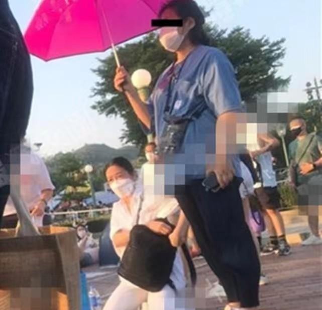 刘德华妻子朱丽倩照片(刘德华妻女现身游乐园)