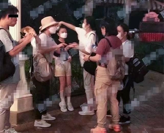 刘德华妻子朱丽倩照片(刘德华妻女现身游乐园)