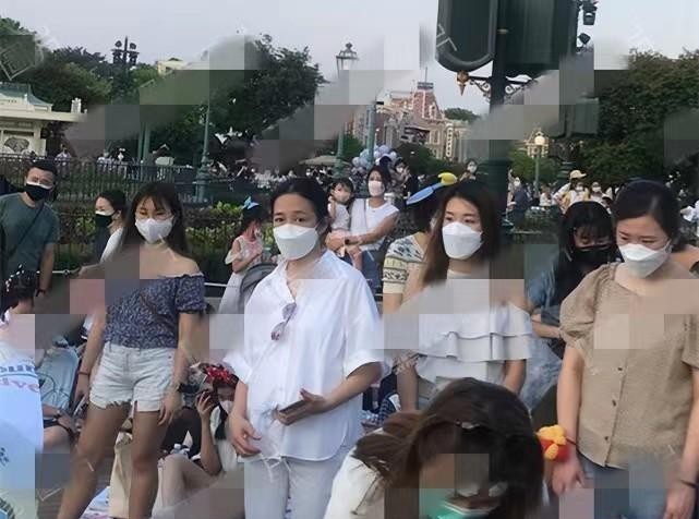 刘德华妻子朱丽倩照片(刘德华妻女现身游乐园)