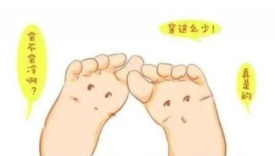 ​孩子不肯穿袜子,冬天就光着脚(宝宝在家穿袜子还是光脚)