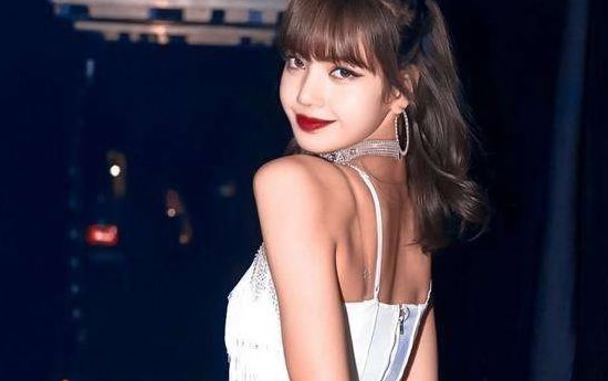 泰国lisa资料身高、家世背景 外国人爸爸是继父