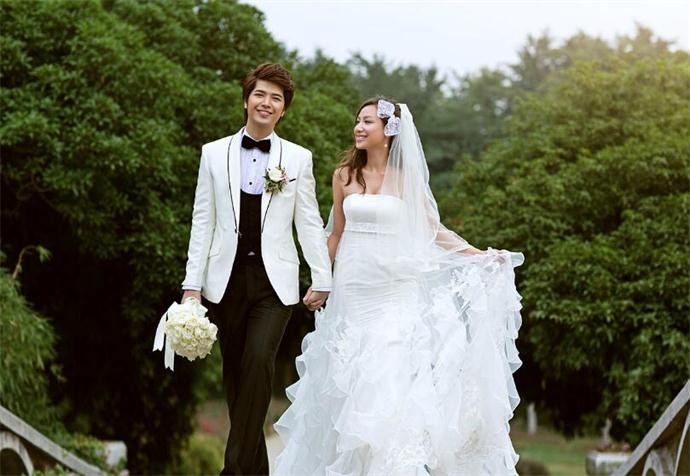 宋晓波与妻子郭玉良的结婚照 宋晓波与妻子郭玉良的结婚照