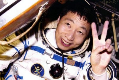 ​杨利伟出舱受伤照片（骨骼还受到了损伤）