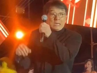 ​成龙演出遇小意外：被小武僧飞踹 大哥超淡定坚持表演