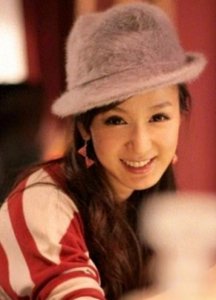 ​娄艺潇素颜录视频显老十岁，为证自己没有整容，狂揉鼻子下巴