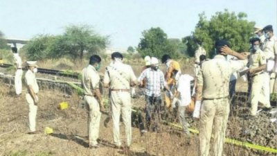 ​多名印度工人徒步回家累了在铁轨上睡觉 不幸被火车碾压致死