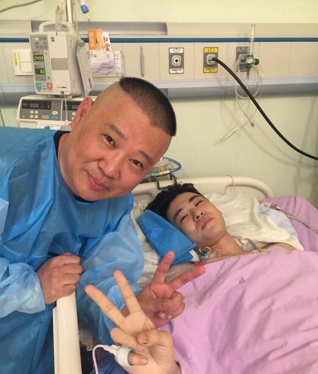 张云雷曾坠楼,被好友说成“自杀”,郭德纲的护犊子行为很感人!