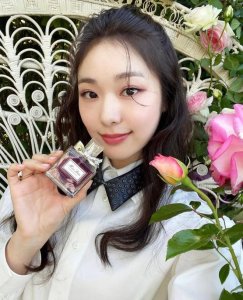 ​韩国前花滑女王金妍儿曝恋情 与年下男友雨中漫步