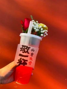 ​跨年文案这么发：害怕时间太快，但又期待新的一年。再见2022，你好2023!