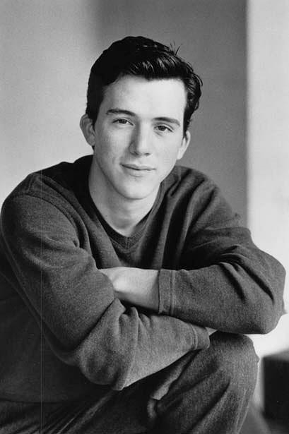 尼古拉斯·唐斯个人资料写真作品