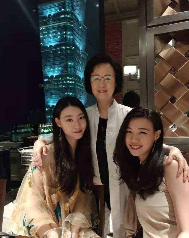 81岁琼瑶近照曝光精神抖擞，两孙女颜值超明星